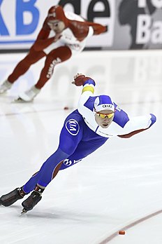 Конькобежный спорт Russia's Pavel Kulizhnikov, bottom, competes against Laurent фото (photo)