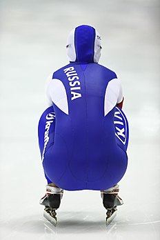 Конькобежный спорт Russia's Olga Graf stretches prior to competing during the фото (photo)