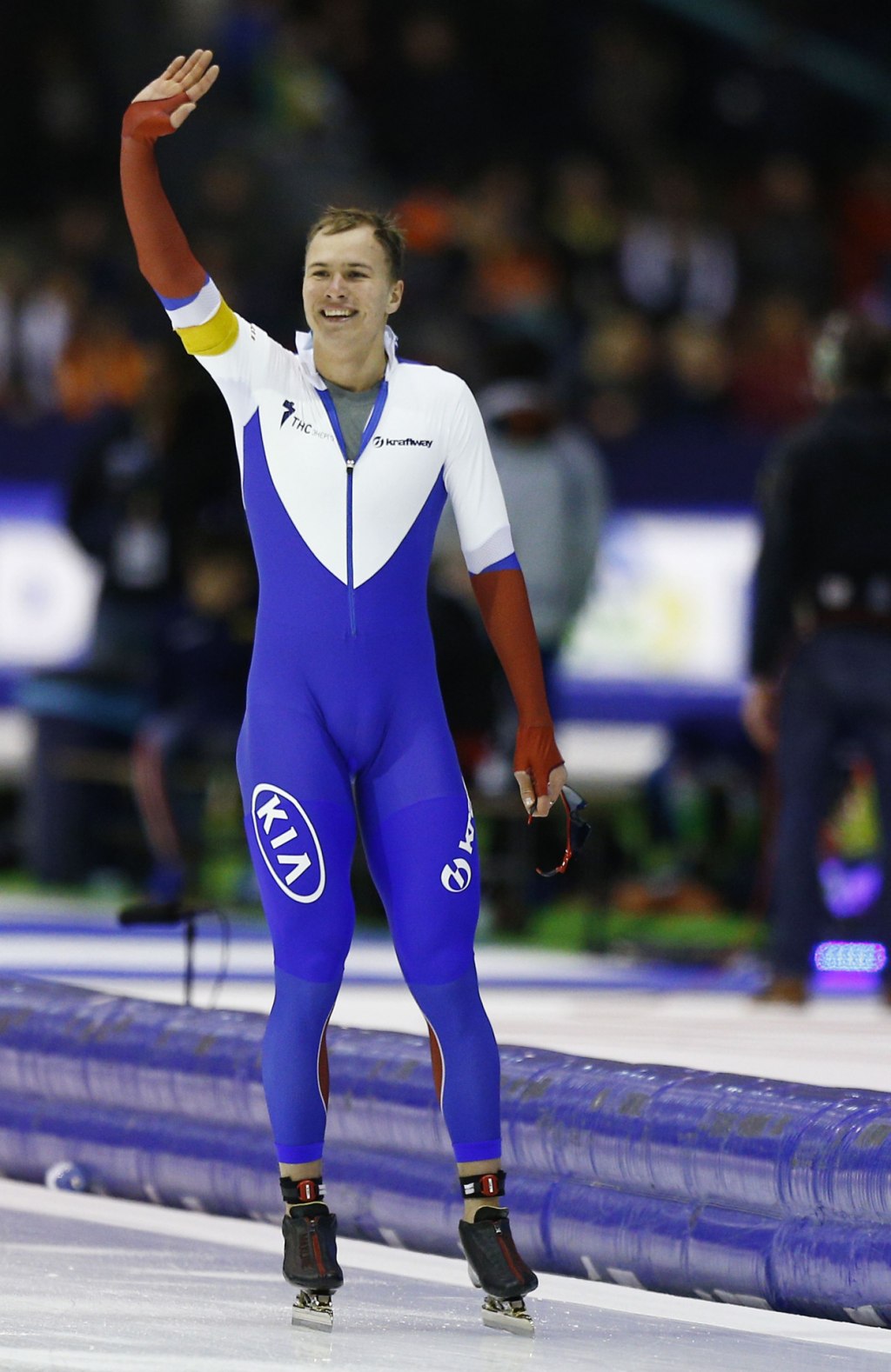 Pavel Kulizhnikov of Russia waves to the crowd after winning фото (photo)