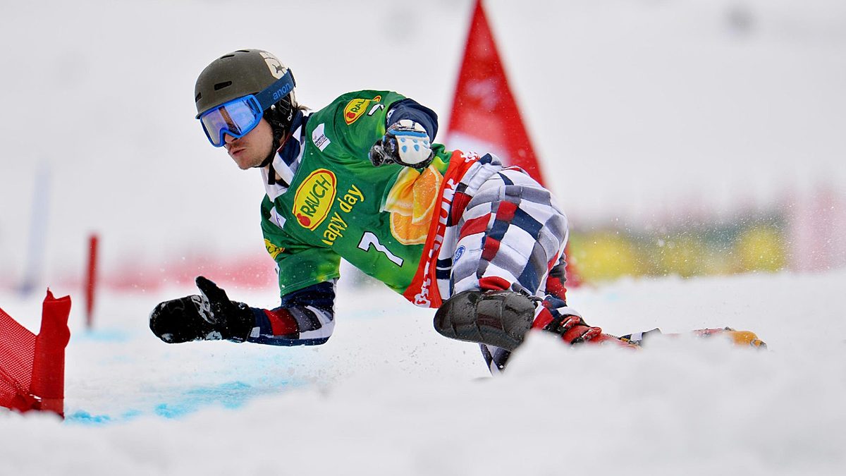 Snowboard (сноуборд): Russia's Vic Wild speeds down the hill фото (photo)