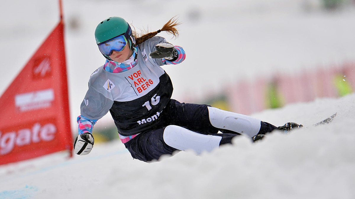 Snowboard (сноуборд): Russia's third placed Alena Zavarzina фото (photo)