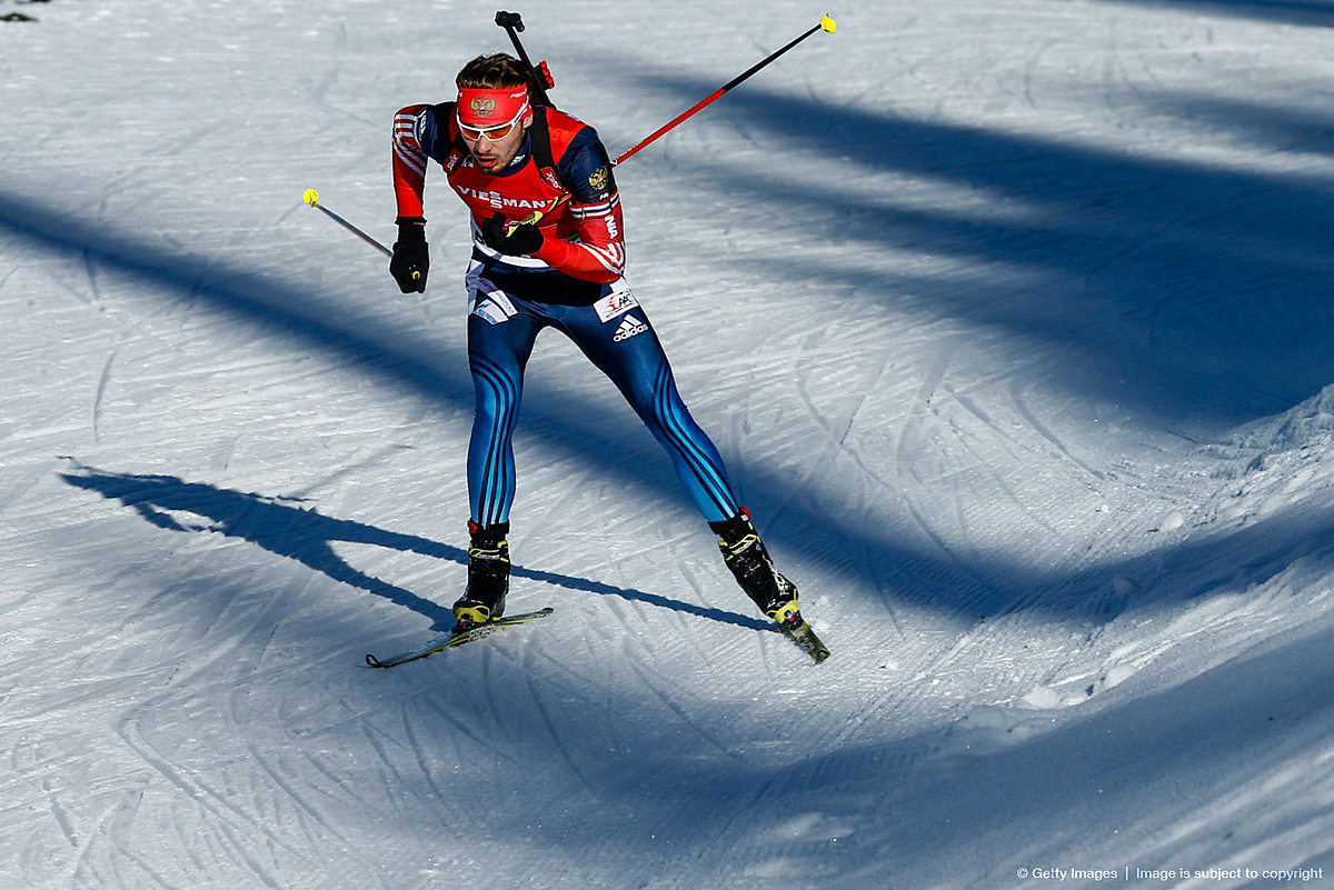 Три лыжных спортсмена. Биатлон спринт Шипулин.