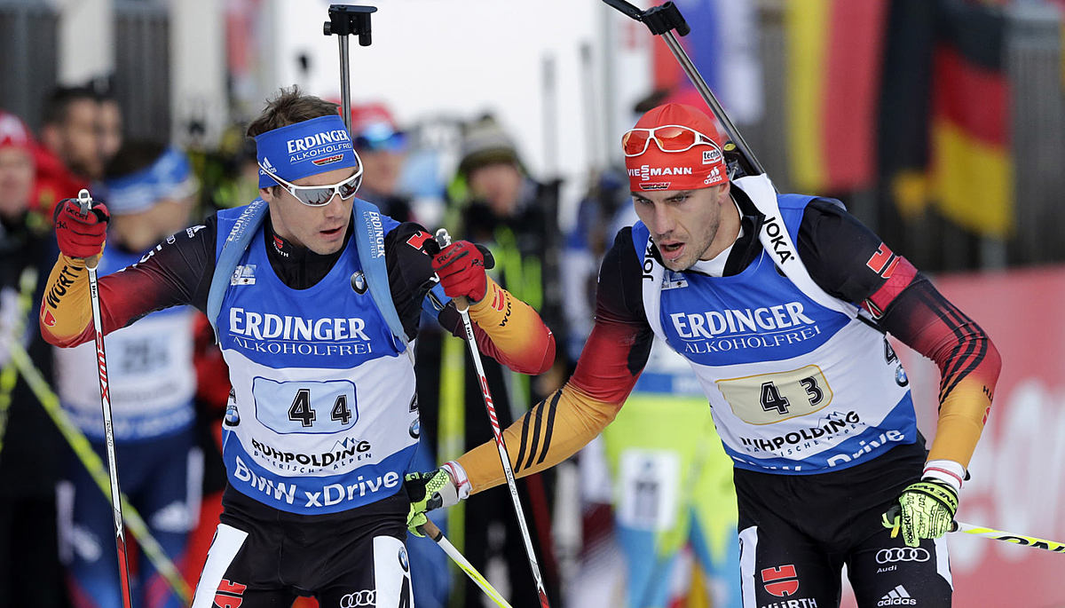 Germany's Arnd Peiffer, right, hands over to teammate Simon фото (photo)