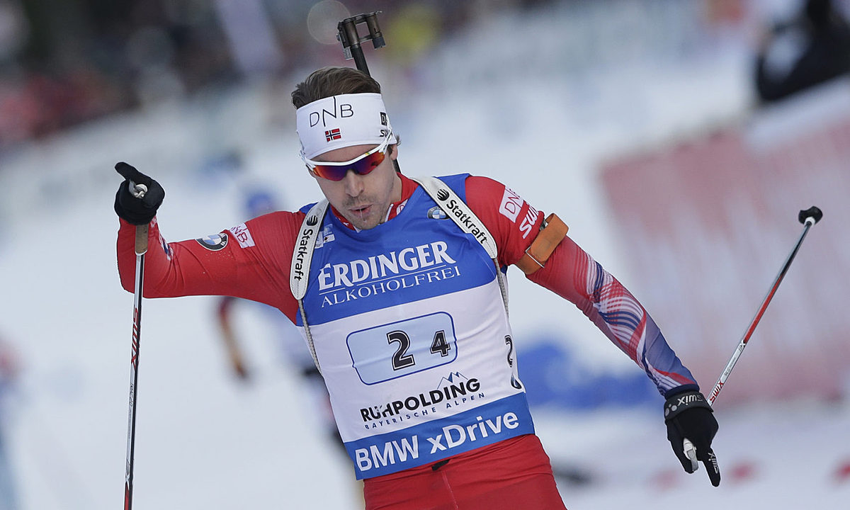 Norway's Emil Hegle Svendsen celebrates as he crosses the фото (photo)