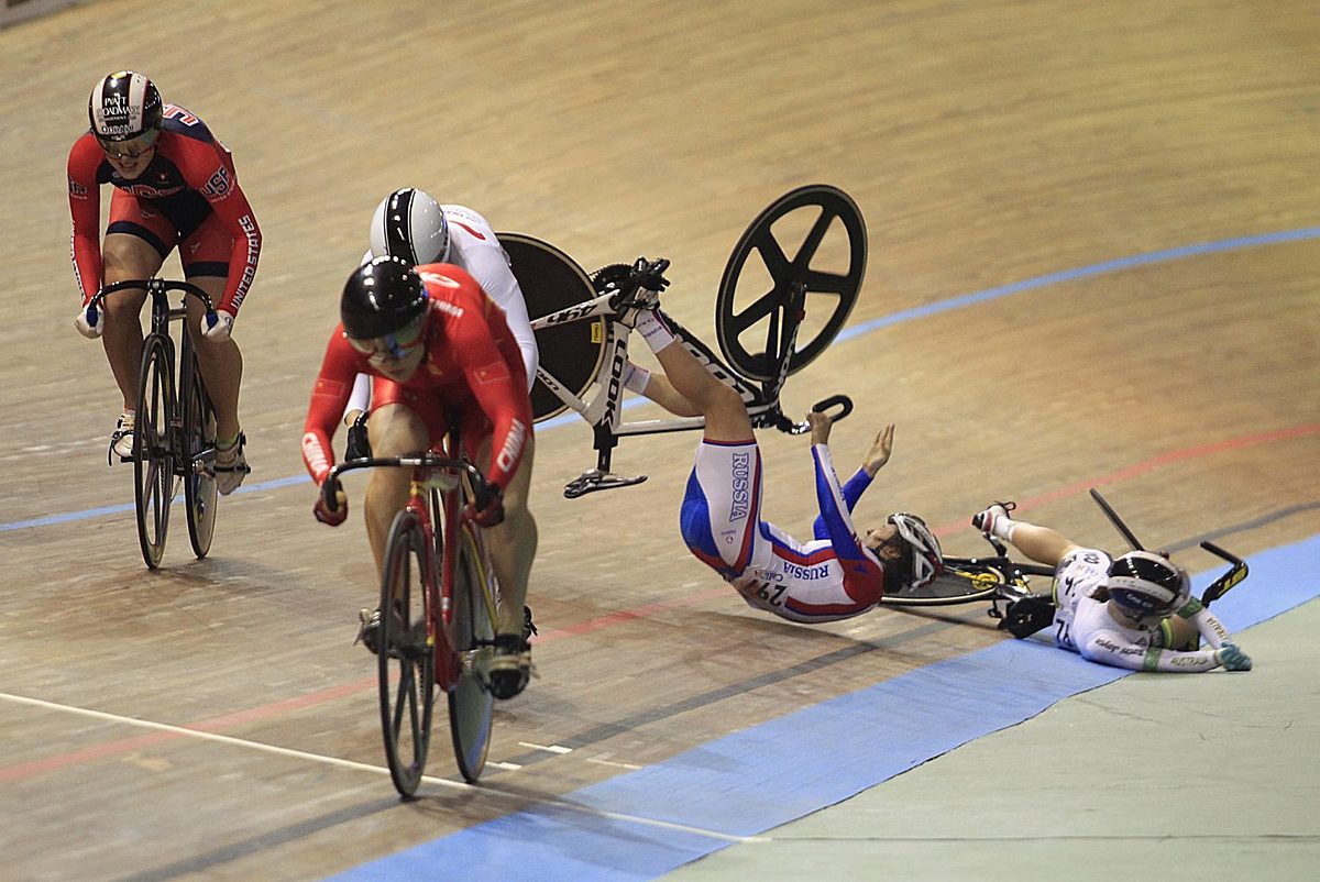 Gnidenko and Ward fall after a collision during the women' фото (photo)