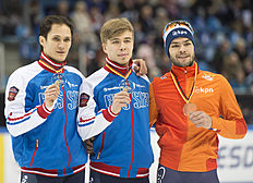 Конькобежный спорт Winner Semen Elistratov of Russia, center, celebrates with second фото (photo)