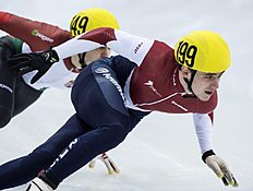 Конькобежный спорт Winner Dmitry Migunov of Russia, right, skates during the men фото (photo)