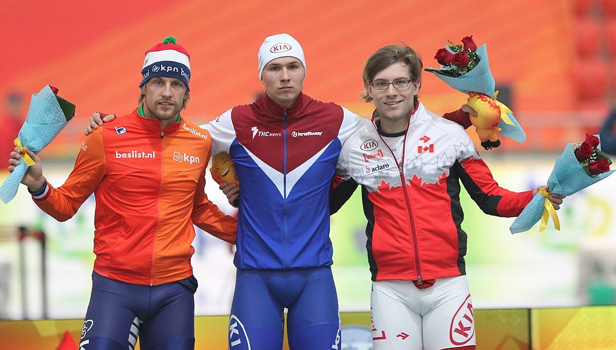 Russia's Pavel Kulizhnikov celebrates winning on the podium фото (photo)