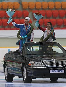 Конькобежный спорт Pavel Kulizhnikov of Russia, left, and Brittany Bowe of the фото (photo)