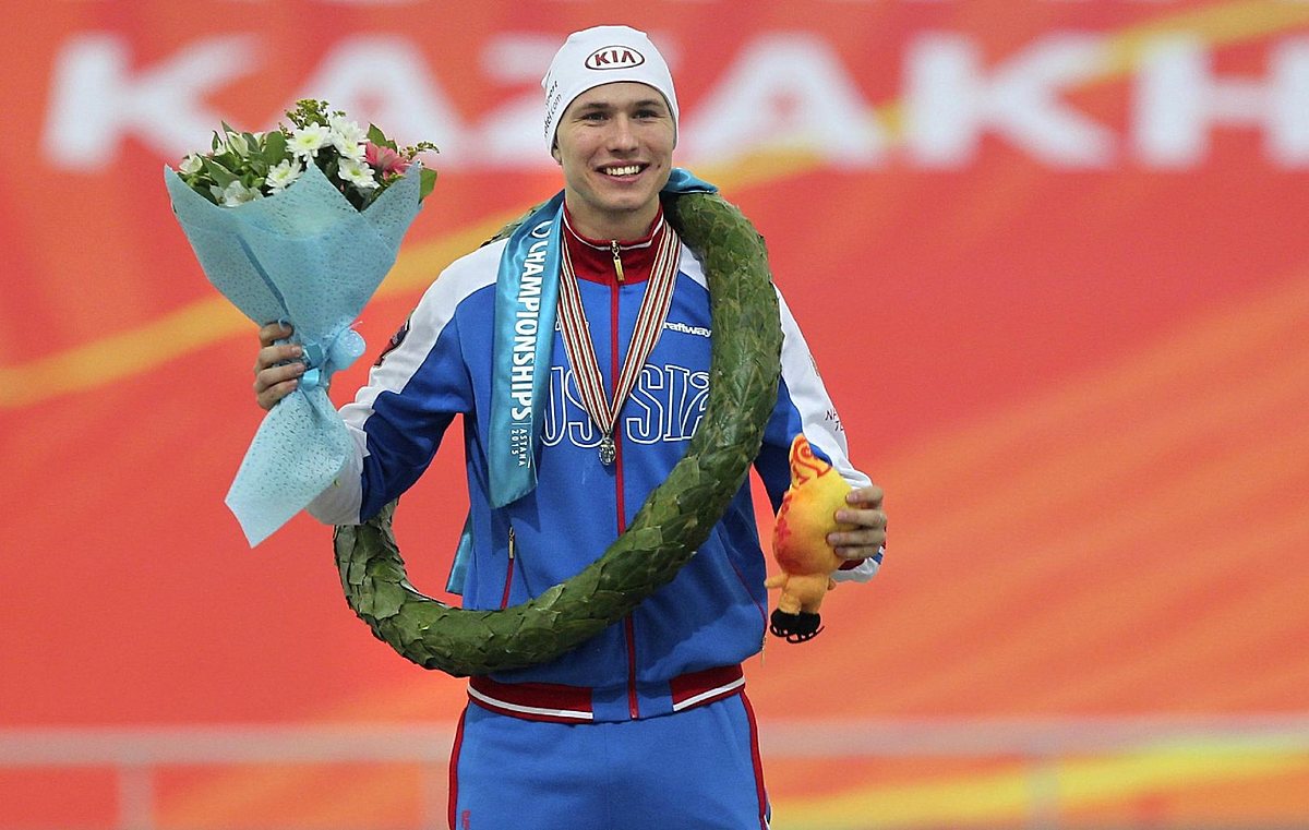 Pavel Kulizhnikov of Russia, holds his trophy during an awarding фото (photo)