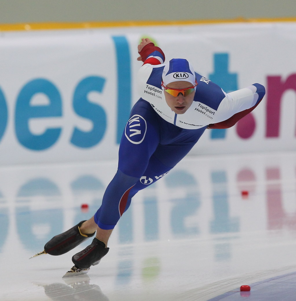 Pavel Kulizhnikov of Russia skates during the men's ISU фото (photo)