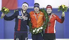 Конькобежный спорт Overall silver medalist Denis Yuskov, of Russia, left to right фото (photo)