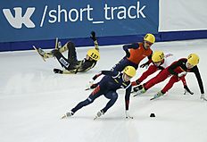 Конькобежный спорт Hiroki Yokoyama of Japan falls as he competes during men' фото (photo)