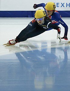 Конькобежный спорт Christie of Britain follows Choi Minjeong of South Korea as they фото (photo)