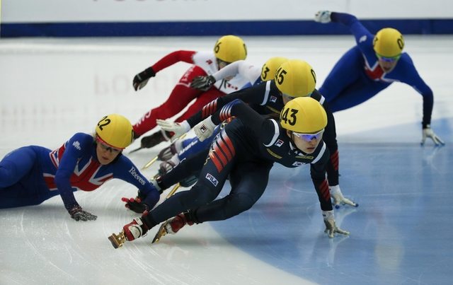 Christie of Great Britain falls next to South Korea's Choi фото (photo)