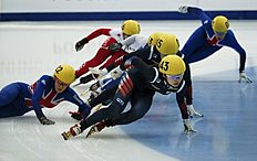 Конькобежный спорт Christie of Great Britain falls next to South Korea's Choi фото (photo)