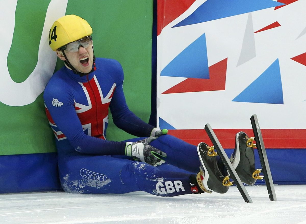 Whelbourne of Britain reacts after a fall during men's 1000m фото (photo)