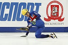 Конькобежный спорт Whelbourne of Britain falls as he competes during men's фото (photo)