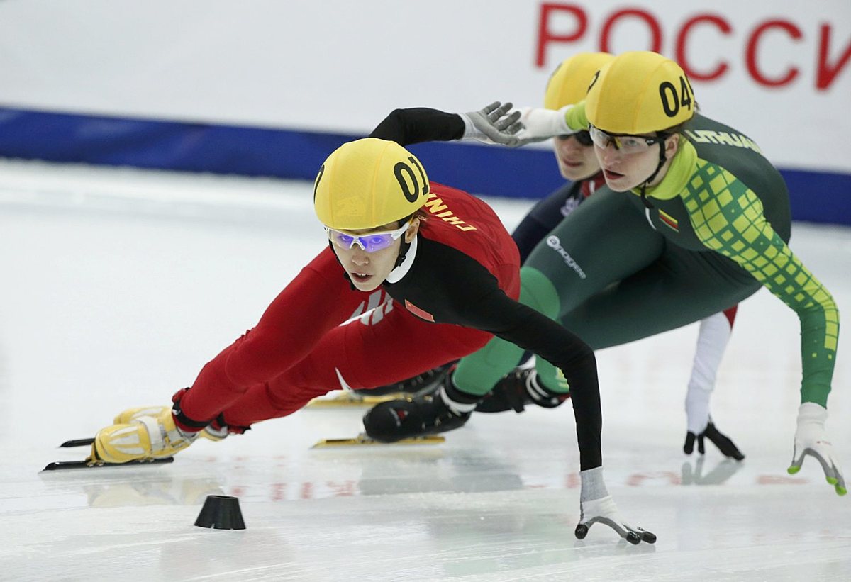 Fan Kexin of China is followed by Sereikaite of Lithuania during фото (photo)
