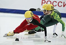 Конькобежный спорт Fan Kexin of China is followed by Sereikaite of Lithuania during фото (photo)