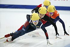 Конькобежный спорт Choi Minjeong of South Korea is followed by Tao Jiaying of China фото (photo)