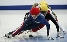 Конькобежный спорт Fontana of Italy is followed by Han Yutong of China during women фото (photo)