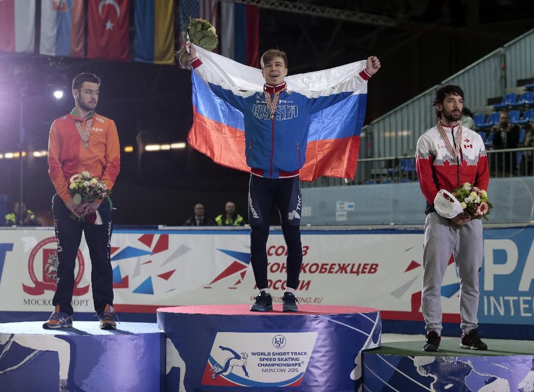 Russia's Semen Elistratov, center, waves his national flag фото (photo)
