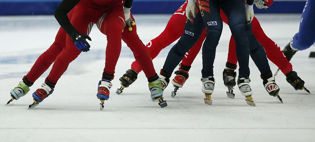 Skaters compete during men's 5000m relay semifinals at фото (photo)