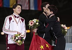 Конькобежный спорт From left, silver medalist Shaolin Shandor Liu, of Hungary, waits фото (photo)