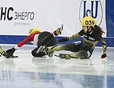 Конькобежный спорт Bacskai of Hungary and Saito of Japan fall as they compete during фото (photo)