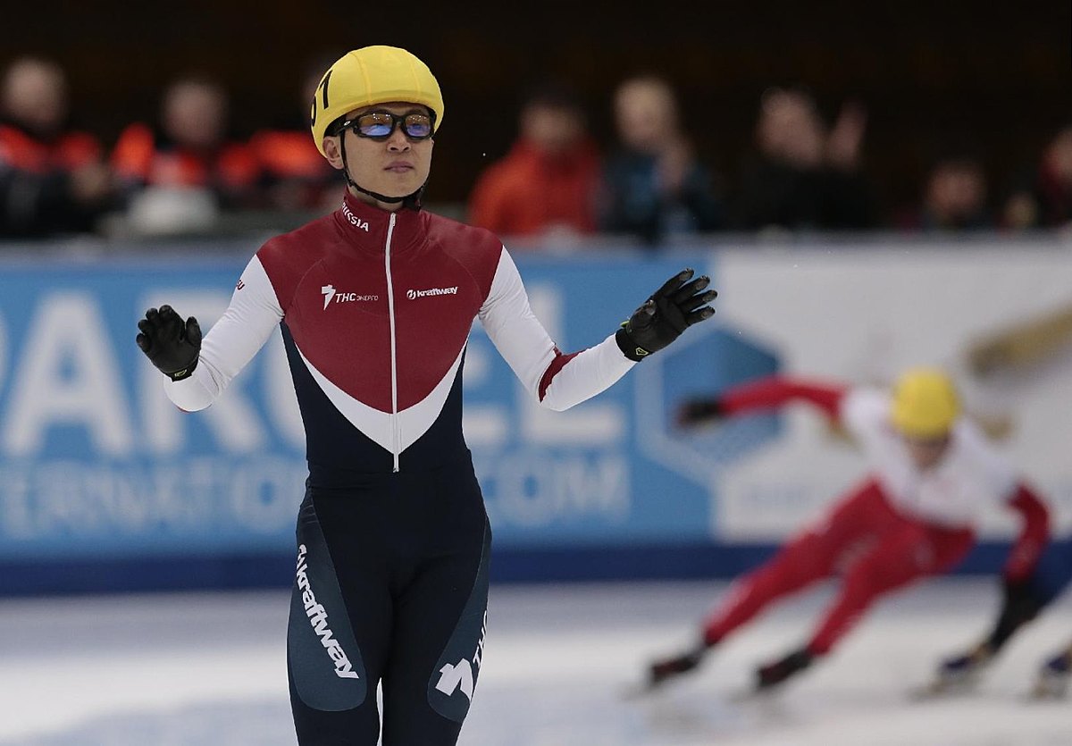 Russia's Victor An finishes to win the men's 5000m relay фото (photo)
