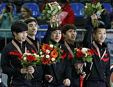 Конькобежный спорт Members of teams of China celebrate during victory ceremony for фото (photo)