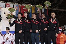 Конькобежный спорт Chinese team members react posing with their gold medals for фото (photo)