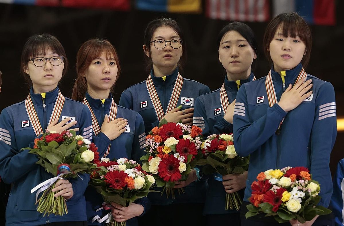 Korean team reacts posing with their gold medals for the women фото (photo)