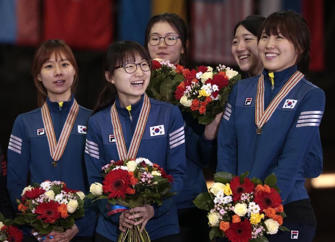 Korean team reacts posing with their gold medals for the women фото (photo)
