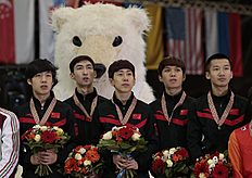 Конькобежный спорт Chinese team members sing their national anthem with their gold фото (photo)