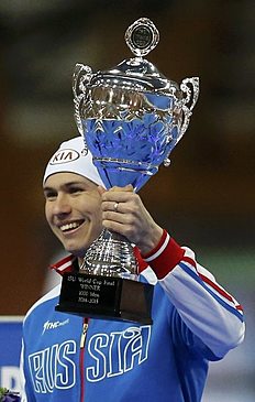 Конькобежный спорт Russia's Kulizhnikov lifts up the cup as overall winner фото (photo)