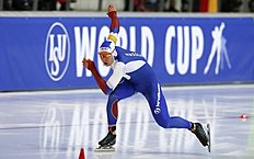 Конькобежный спорт Russia's Kulizhnikov competes on his way to win the men фото (photo)