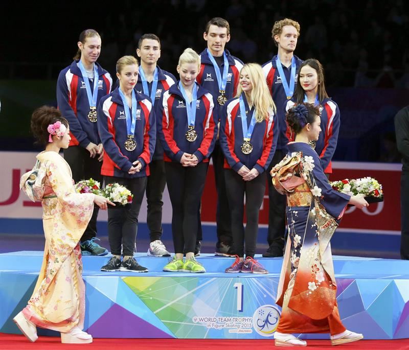 Tokyo (Japan), 18/04/2015.- Members of team USA look on kimono фото (photo)
