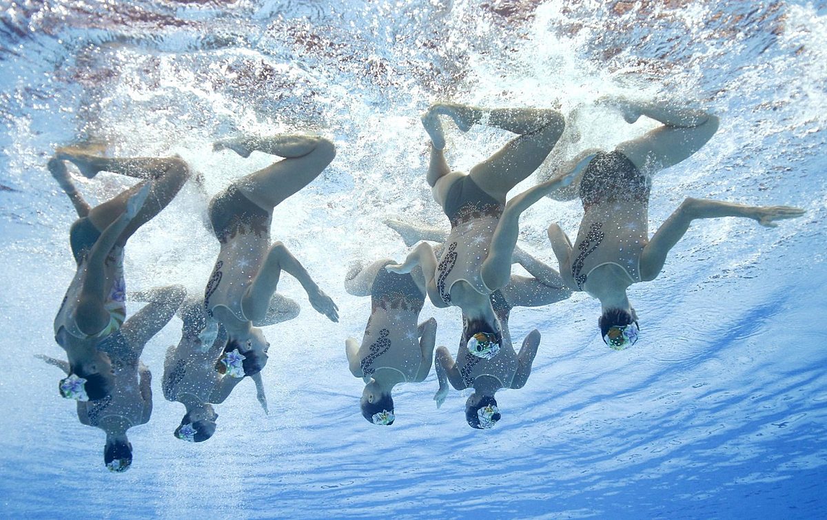 The team of Italy performs during the synchronised swimming team фото (photo)