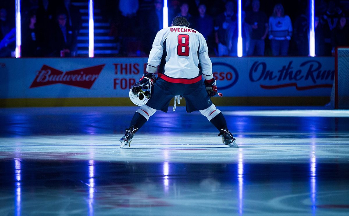 Хоккеисты НХЛ со спины на льду