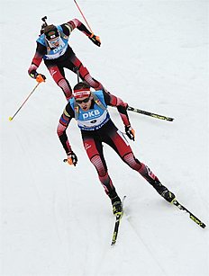 AWA001. Ruhpolding (Germany), 09/01/2016.- First-placed Simon Eder of Austria (Front)u00c2u00a0and Dominik Landertinger of Austria in action during the 12.5km pursuit of the Biathlon World Cup at the Chiemgau Arena in Ruhpolding, Germany, 09 January 2016. (Alemania) EFE/EPA/ANGELIKA WARMUTH