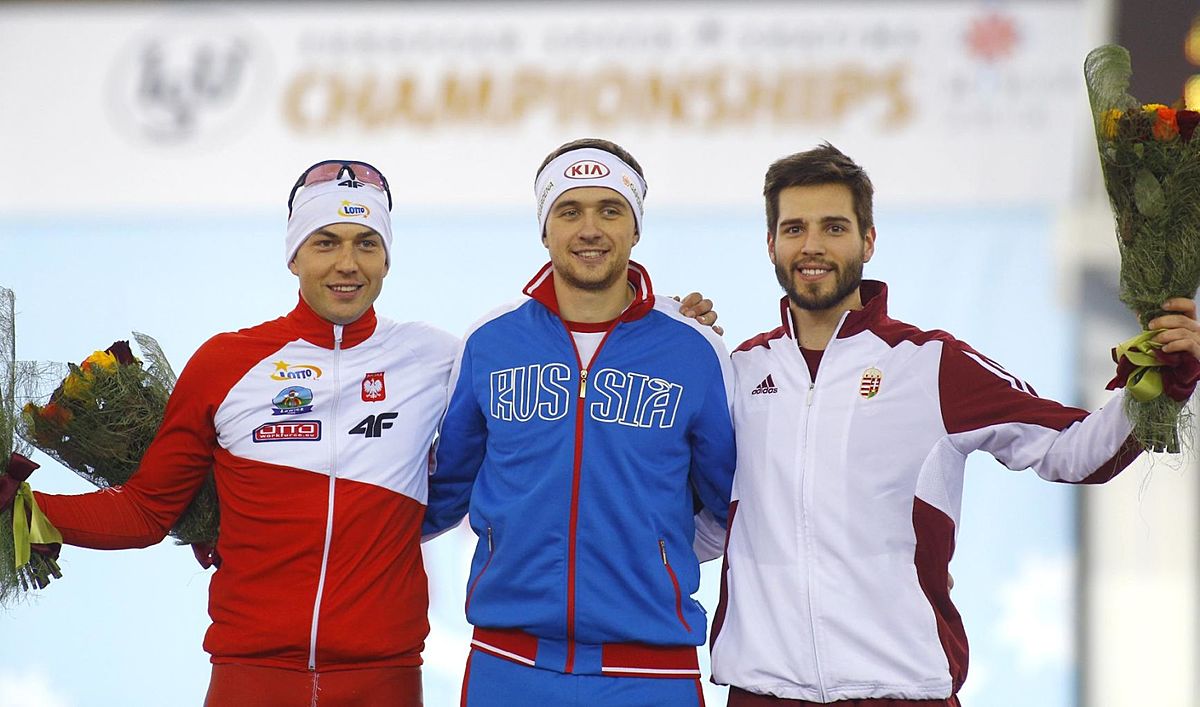 Denis Yuskov, of Russia, centre, who finished in first place фото (photo)