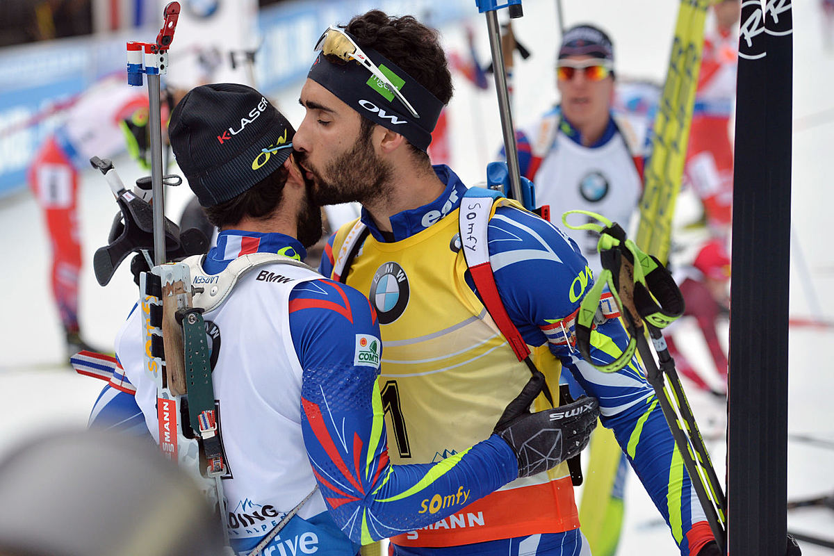 France's winner Martin Fourcade, right, gives a kiss фото (photo)