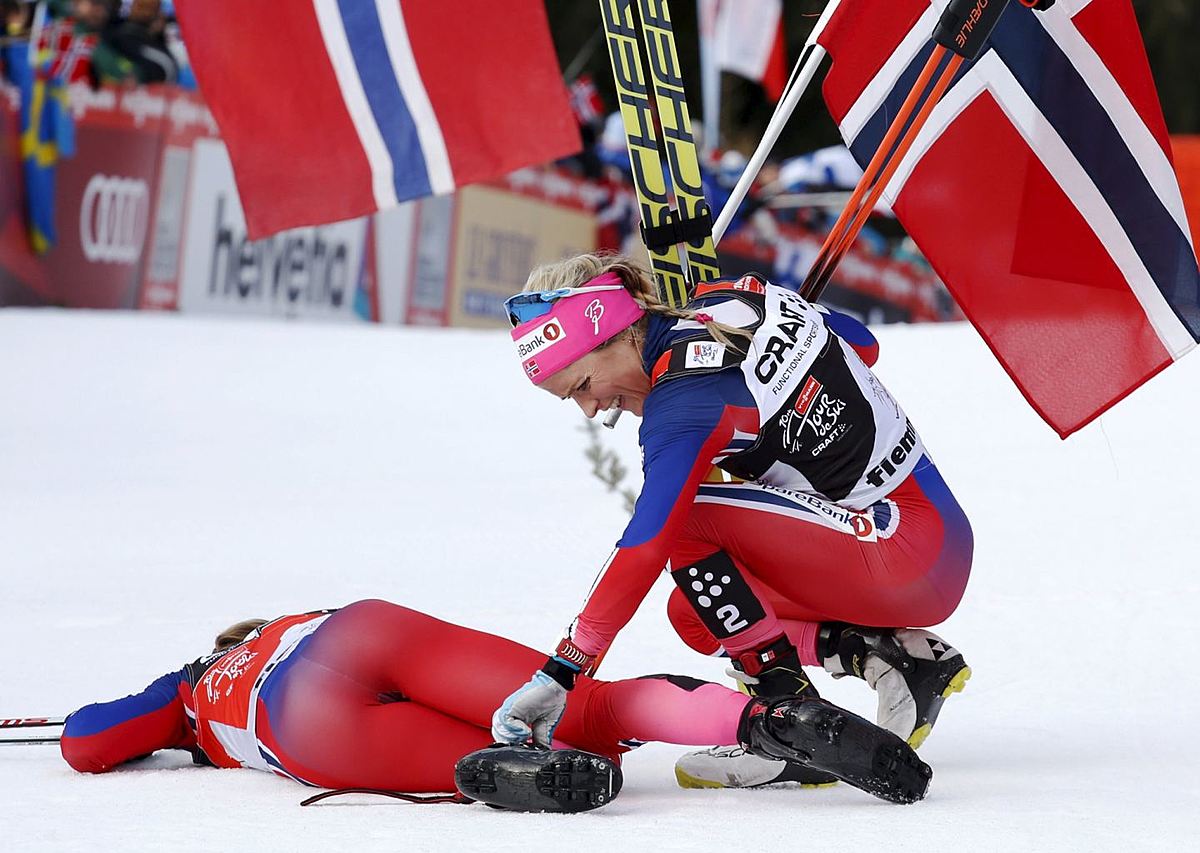 FIS Tour de Ski overall women winner Johaug helps her compatriot фото (phot...