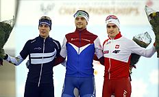 Конькобежный спорт Denis Yuskov of Russia, centre, who finished in first place, фото (photo)