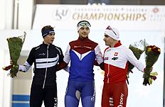 Конькобежный спорт Winners pose with their flowers after the men's 1500m I фото (photo)