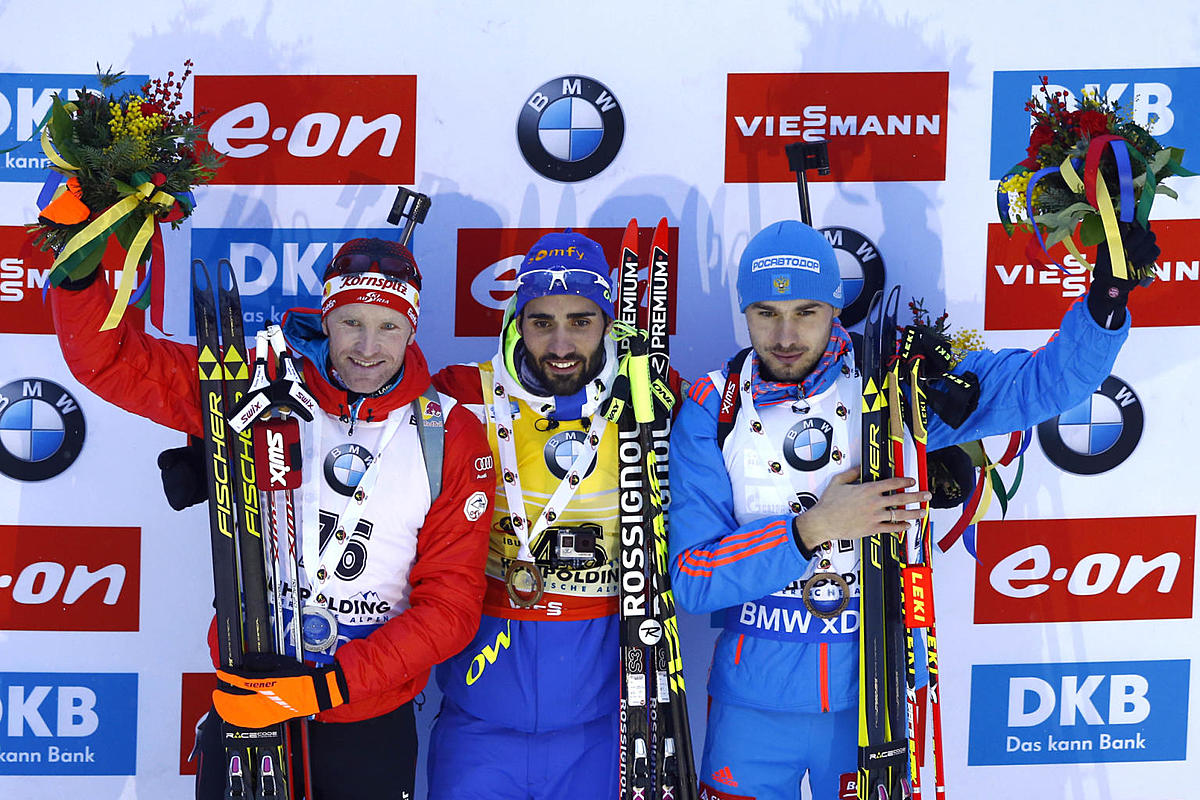 Winner France's Martin Fourcade, center, celebrates on the фото (photo)