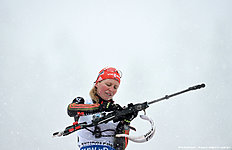 German Franziska Hildebrand prepares her shooting during the warm up shooting ahead the ladies 12,5 kilometer mass start competition at the Biathlon World Cup on January 16, 2016 in Ruhpolding, southern Germany. nCzech Gabriela Soukalova won the competition, German Franziska Hildebrand placed second and German Laura Dahlmeier placed third. / AFP / Christof STACHE