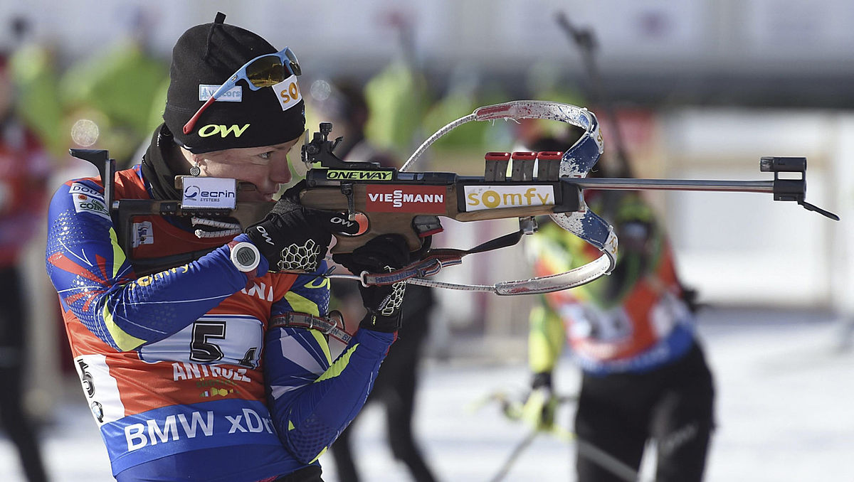 France's Marie Dorin Habert prepares to shoot on her way фото (photo)